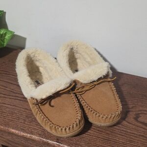 Minnetonka Sheepskin Mocassins Womens 8 Tan Suede
